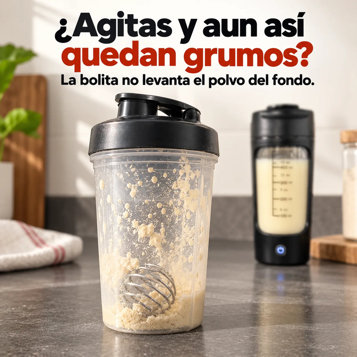 Vaso shaker de bolita con grumos de proteína pegados en las paredes y el vaso mezclador eléctrico negro al fondo