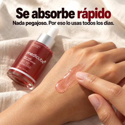 Gota de sérum rojo extendiéndose en el dorso de una mano