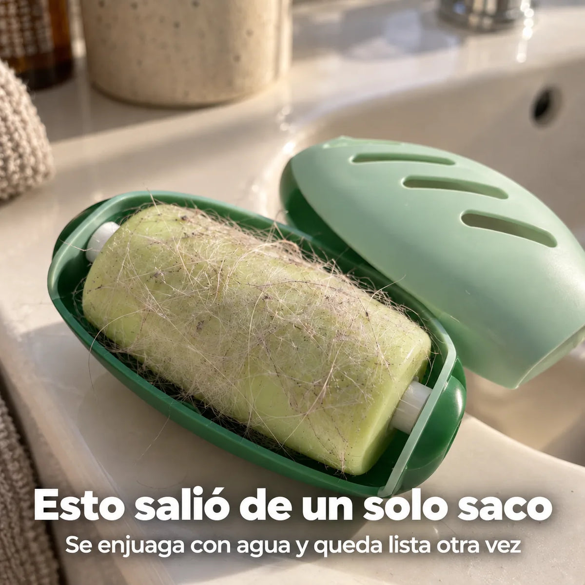 Primer plano del removedor abierto con el rodillo de silicona cubierto de pelo de mascota, apoyado en el borde de un lavamanos